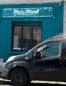 Intérieur chaleureux du snack Melty Mood à Mulhouse